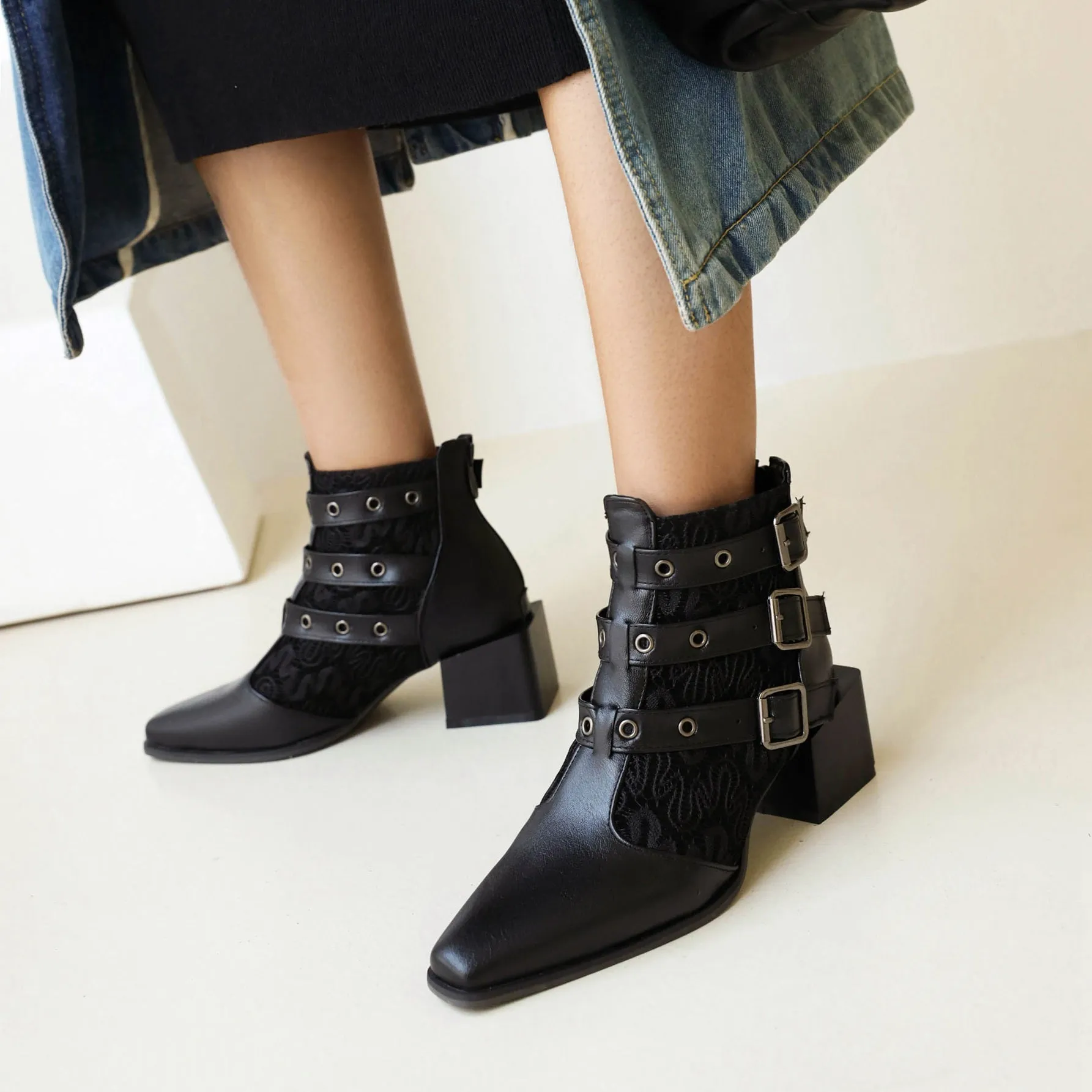 Bigsizeheels Fashion pointed square heel ankle boots - Black