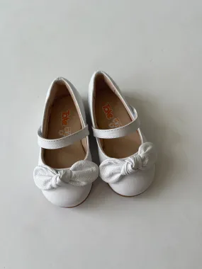 White leather mary jane with knot bow